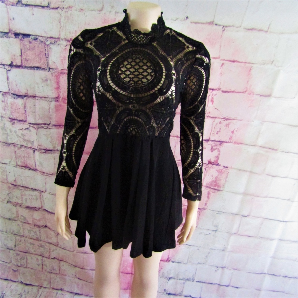 Choies High Collared Lace Skater Dress 6 - Picture 2 of 8
